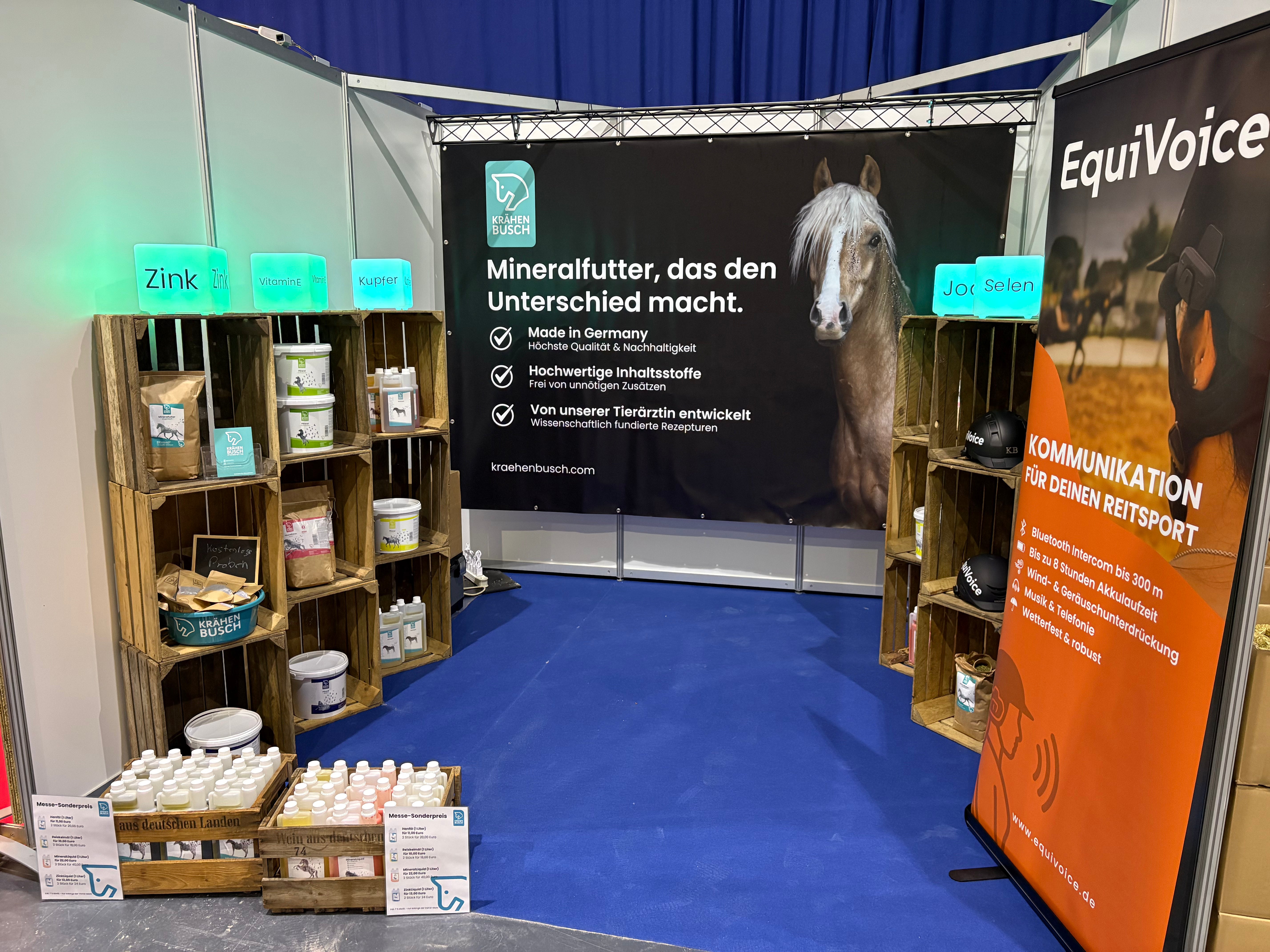 Messestand von Krähenbusch mit leuchtenden Würfeln auf Regal mit Produkten