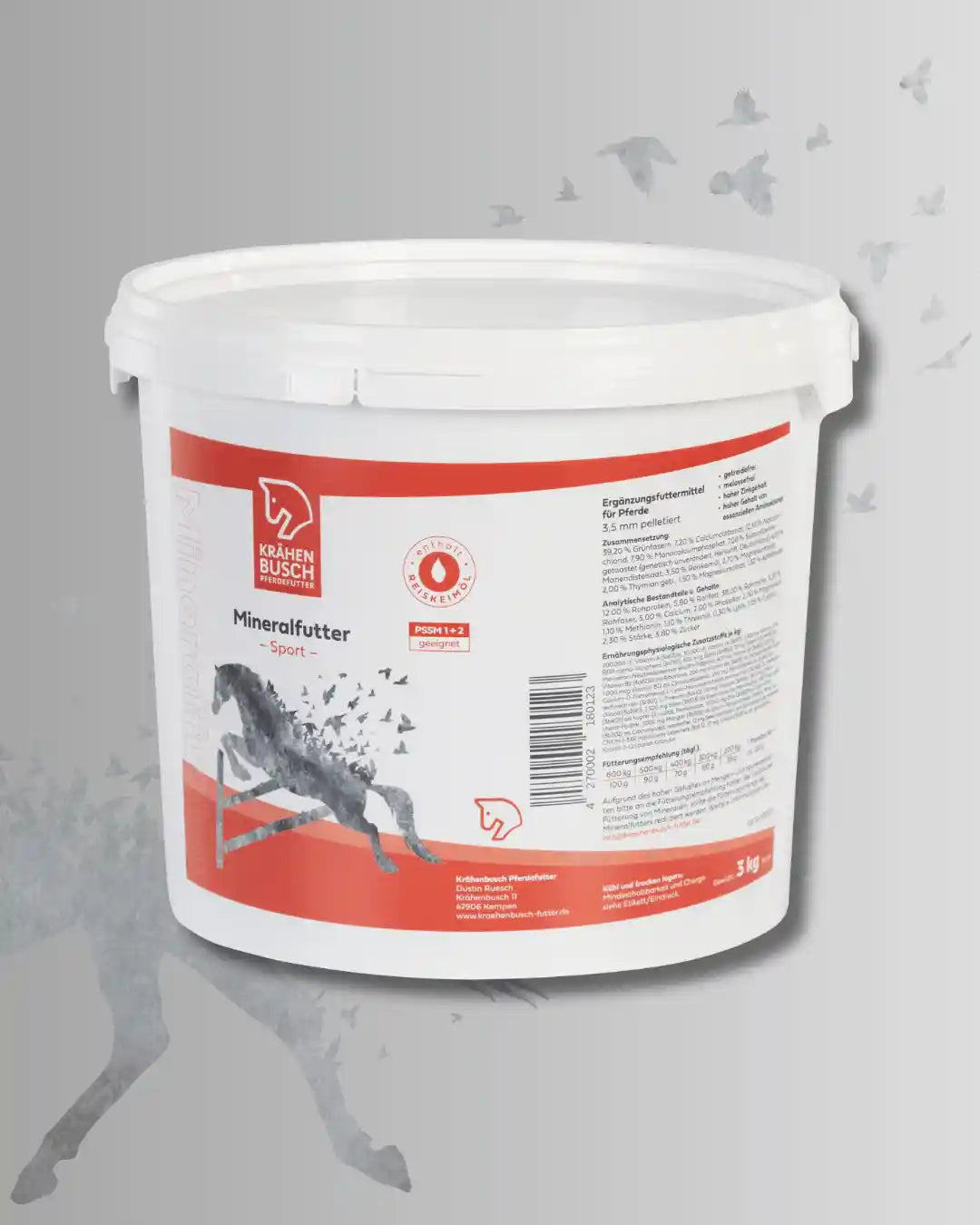 Weißer Eimer mit roten Etikett von dem Produkt Mineralfutter Sport.